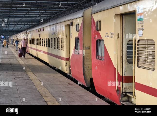 सुप्रीम कोर्ट का बड़ा फैसला: टिकट न मिलने पर भी नहीं रुकेगा रेलवे मुआवजा, ‘सेकेंड क्लास यात्री’ शब्द पर जताई आपत्ति