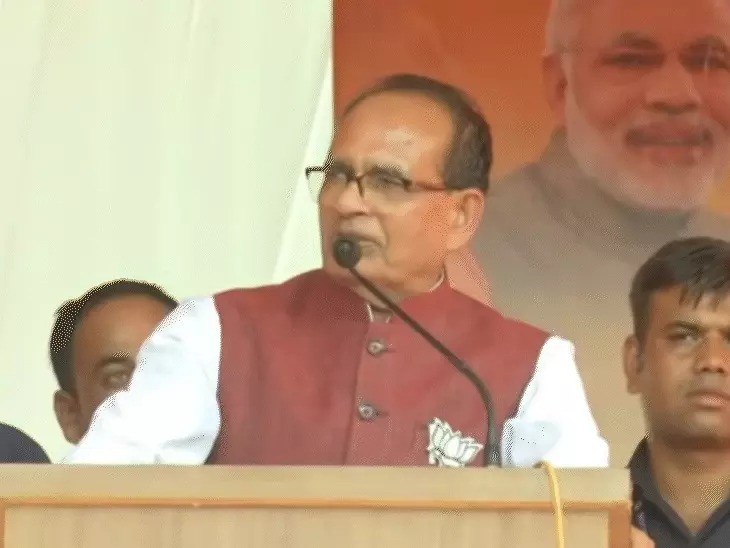 You are currently viewing दतिया में शिवराज का भावुक अंदाज: भीड़ के ‘आई लव यू मामा’ पर बोले- आई लव यू टू, फ्लाइंग किस देकर जताया प्यार; चुनाव से पहले 14 पुलिसकर्मियों के तबादले
