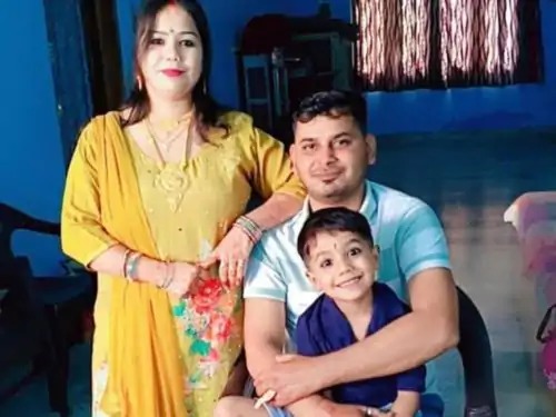 मेरठ में स्कूल संचालक की हत्या का खुलासा: पत्नी ने प्रेमी संग रची साजिश, दूध में नींद की गोलियां देकर जहरीले सांप से डसवाया