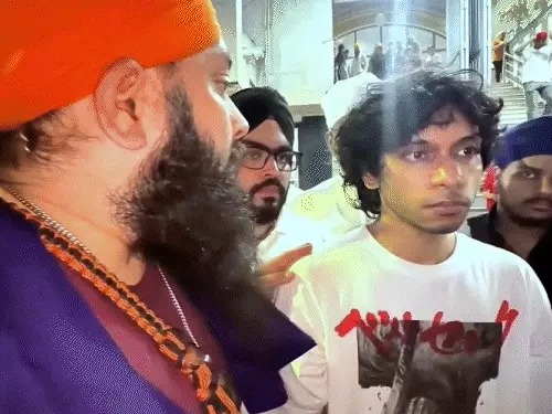 You are currently viewing सोशल मीडिया पर आपत्तिजनक टिप्पणी के बाद युवक से मंगवाई गई माफी, वीडियो वायरल
