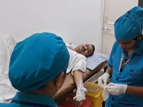 जबलपुर ऑर्डनेंस फैक्ट्री में हादसा, बारूद भरते समय चिंगारी से कर्मचारी का हाथ झुलसा