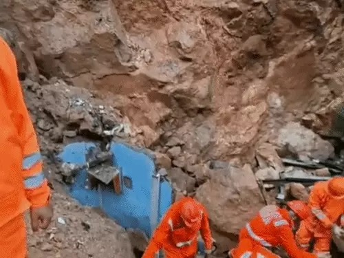 घाटकोपर में लैंडस्लाइड से तबाही, 7 की मौत और 7 घायल; मलबे में दबे लोगों की तलाश जारी