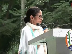 Read more about the article TMCP कार्यक्रम को लेकर ममता बनर्जी के खिलाफ केस दर्ज, तय समय से ज्यादा कार्यक्रम चलाने का आरोप