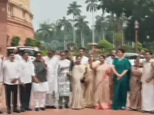 संसद में हंगामा जारी, दोनों सदनों की कार्यवाही 2 बजे तक स्थगित
