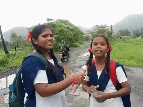 छाते को माइक बनाकर छात्राओं ने दिखाई बदहाल सड़क, वीडियो वायरल होते ही भरवाए गए गड्ढे