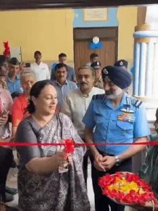Read more about the article गोरखपुर के माथाबारी गांव पहुंचे एयर चीफ मार्शल, बच्चों ने किया ‘ऑपरेशन सिंदूर’ का मंचन