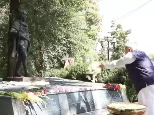 PM मोदी SCO शिखर सम्मेलन के लिए बिश्केक पहुंचे: महात्मा गांधी को दी श्रद्धांजलि, पुतिन-जिनपिंग से मुलाकात पर नजर